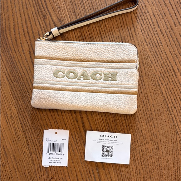 NWT Coach Wristlet with Tan Accents in Chaulk Pebbled Grain Leather - Picture 5 of 5
